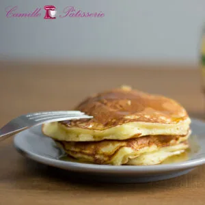 Pancakes épais et moelleux, la recette parfaite ! 4 pancakes camille patisserie min
