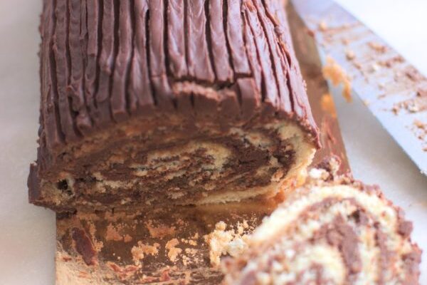 Bûche de Noël roulée au chocolat : la recette facile et irrésistible en 40 minutes 1 Bûche de Noël roulée au chocolat : la recette facile et irrésistible en 40 minutes